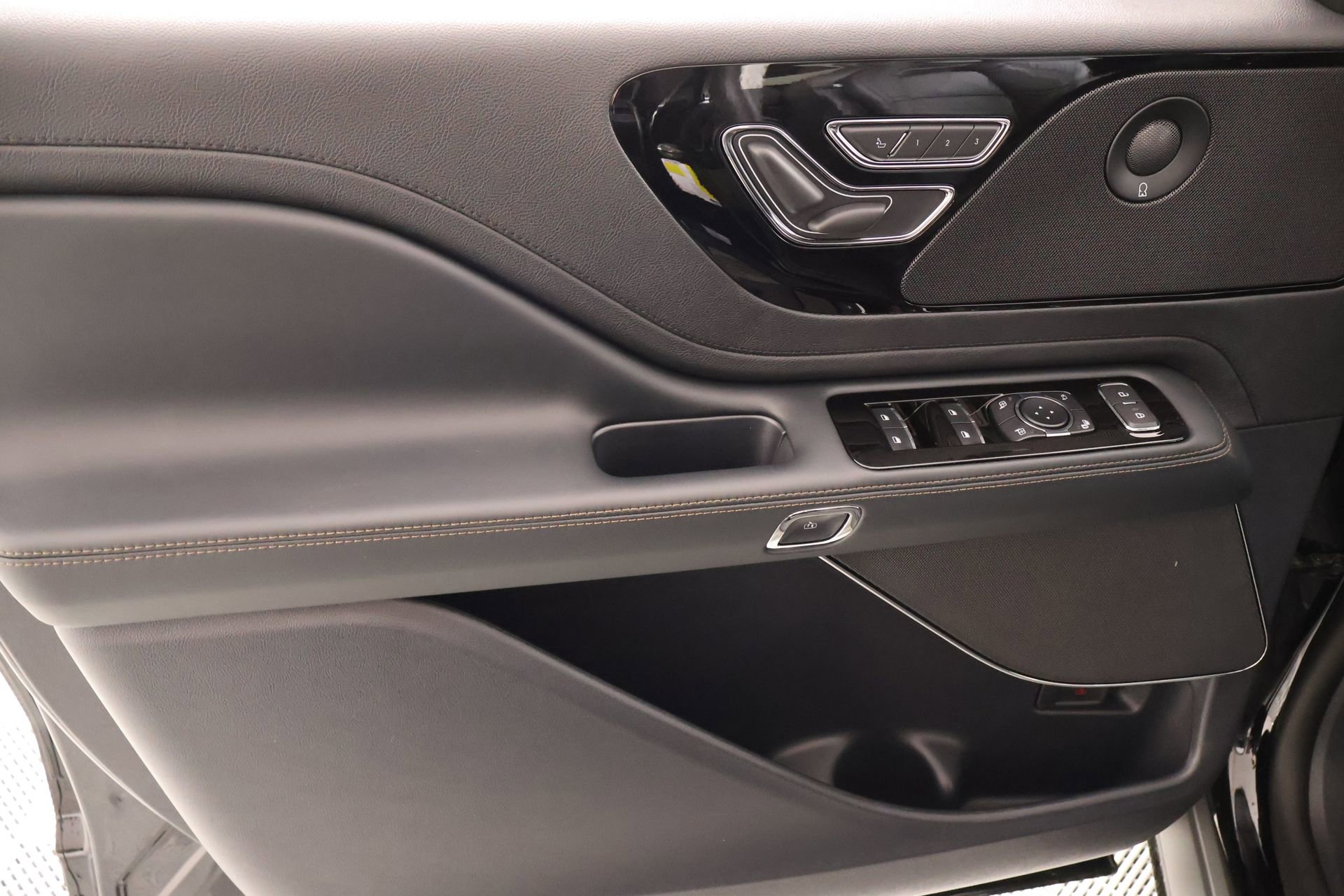 New 2026 Lincoln Aviator Reserve AWD/4WD image 17