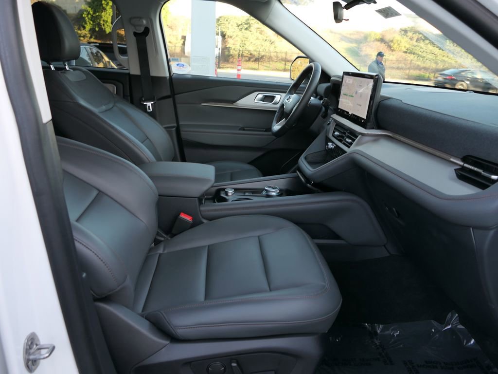 Used 2025 Ford Explorer Active w/ Active Comfort Package image 29
