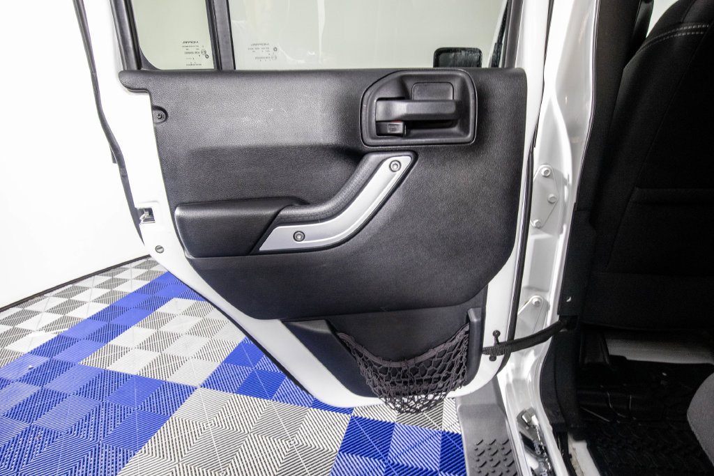 Used 2015 Jeep Wrangler Unlimited Rubicon AWD/4WD image 13