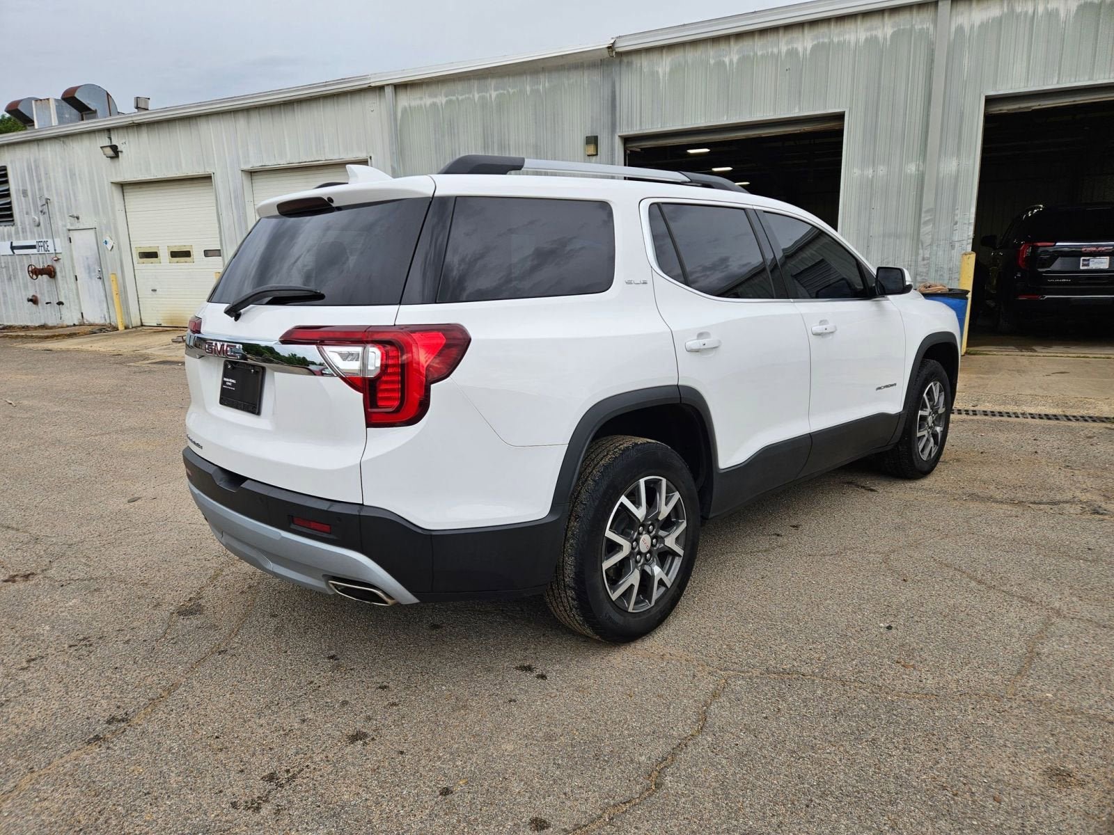 Used 2021 GMC Acadia SLE w/ Driver Convenience Package FWD image 6
