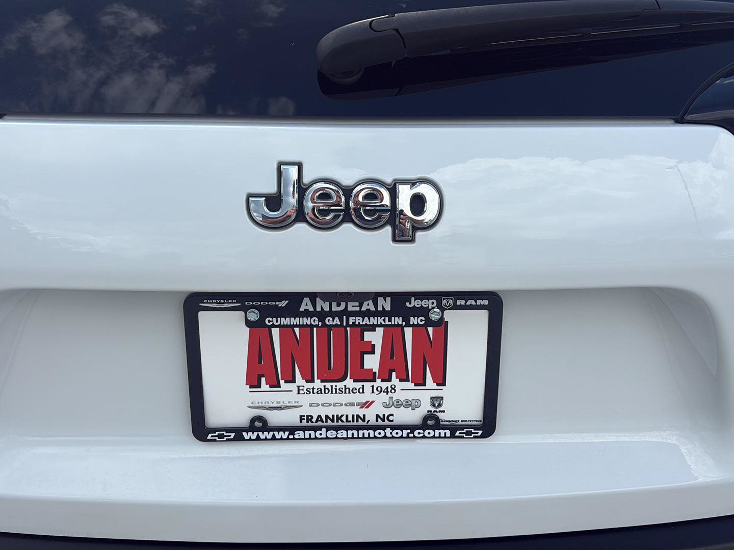 Used 2020 Jeep Cherokee Latitude w/ Cold Weather Group AWD/4WD image 9