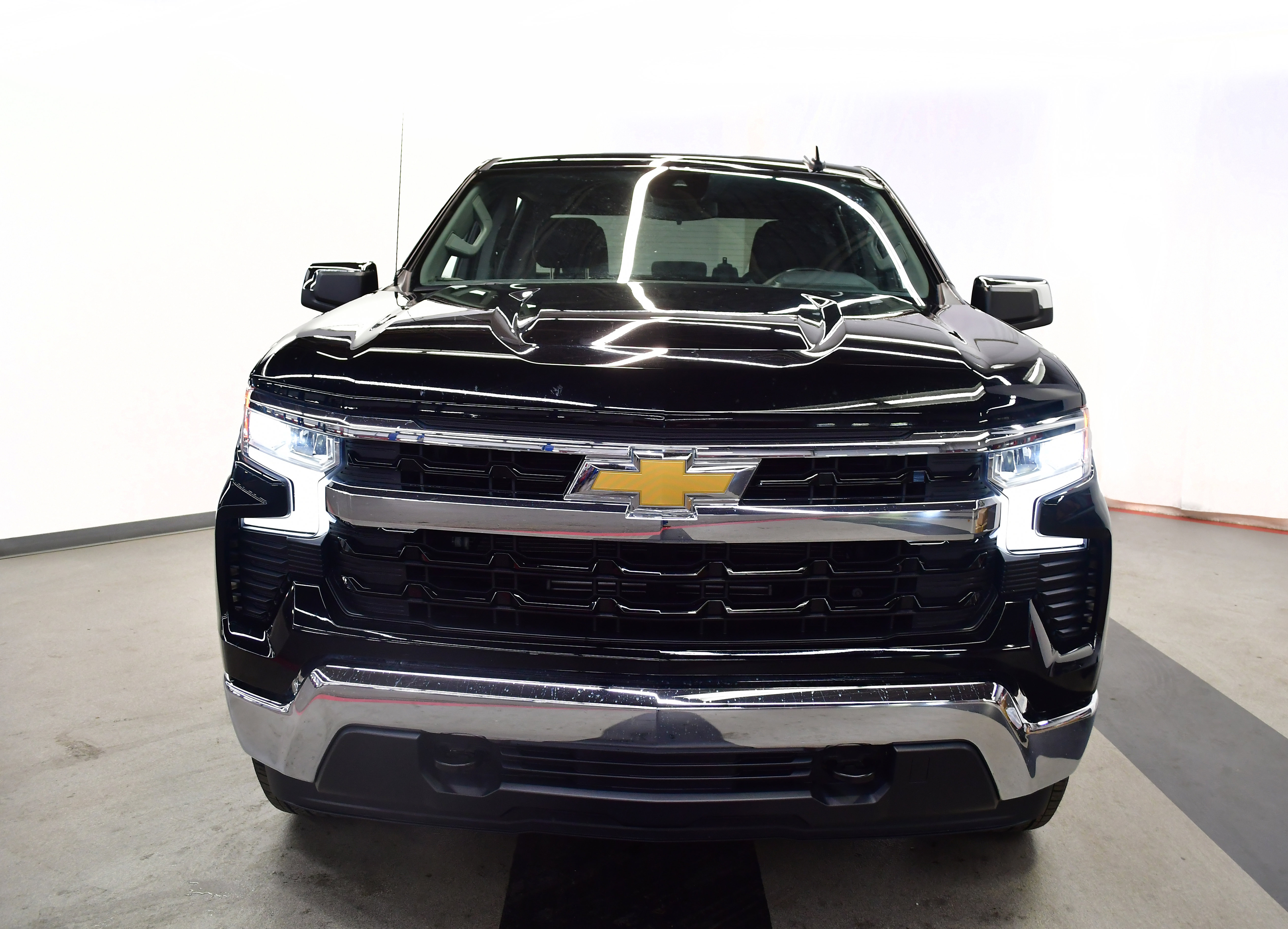 Used 2024 Chevrolet Silverado 1500 LT AWD/4WD image 3