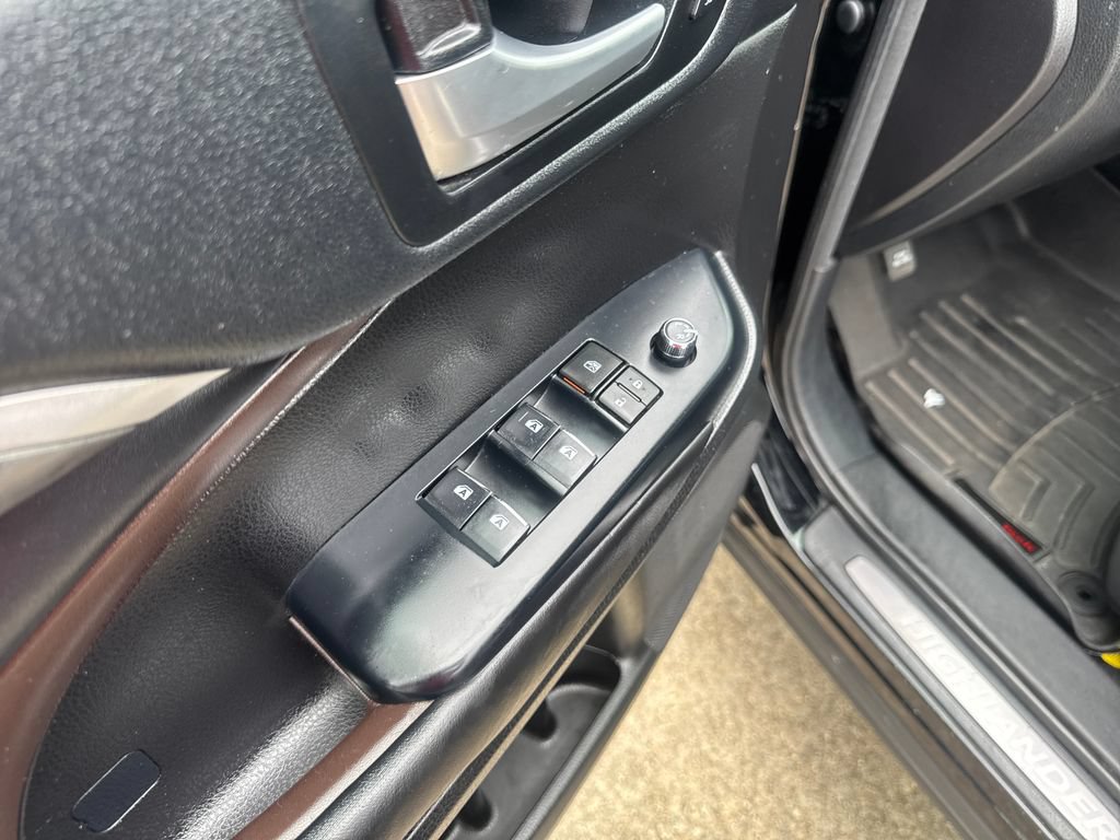 Certified 2017 Toyota Highlander Limited Platinum FWD image 13