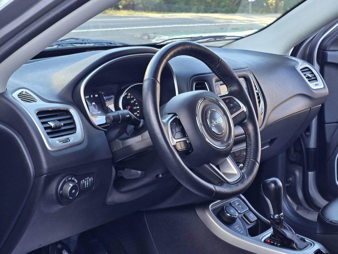 Used 2018 Jeep Compass Latitude w/ Cold Weather Group AWD/4WD image 25