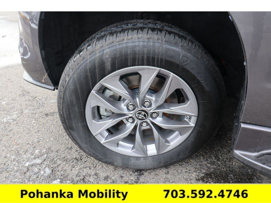 Used 2021 Toyota Sienna XLE w/ XLE Plus Package image 28