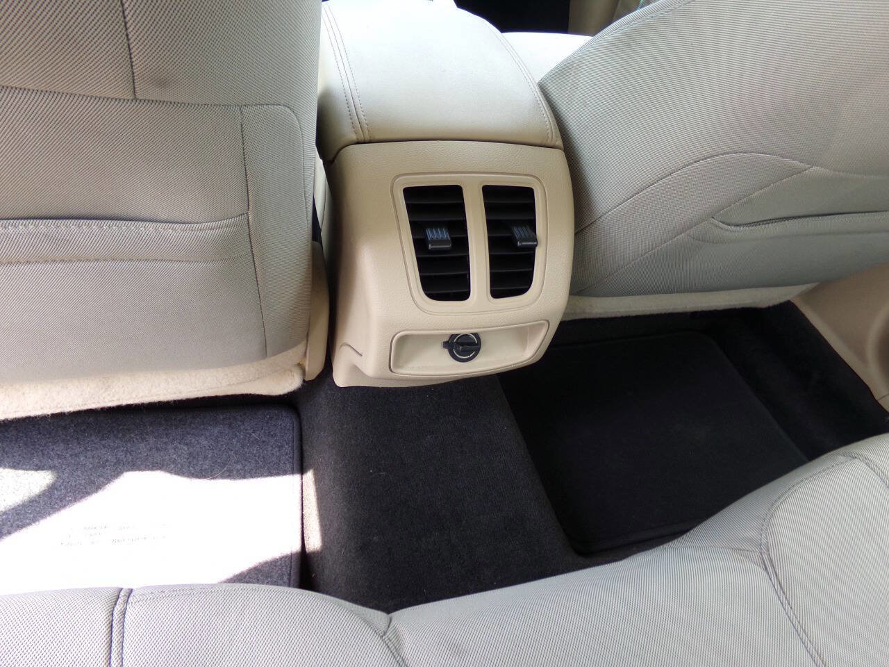 Used 2016 Ford Taurus SE image 11