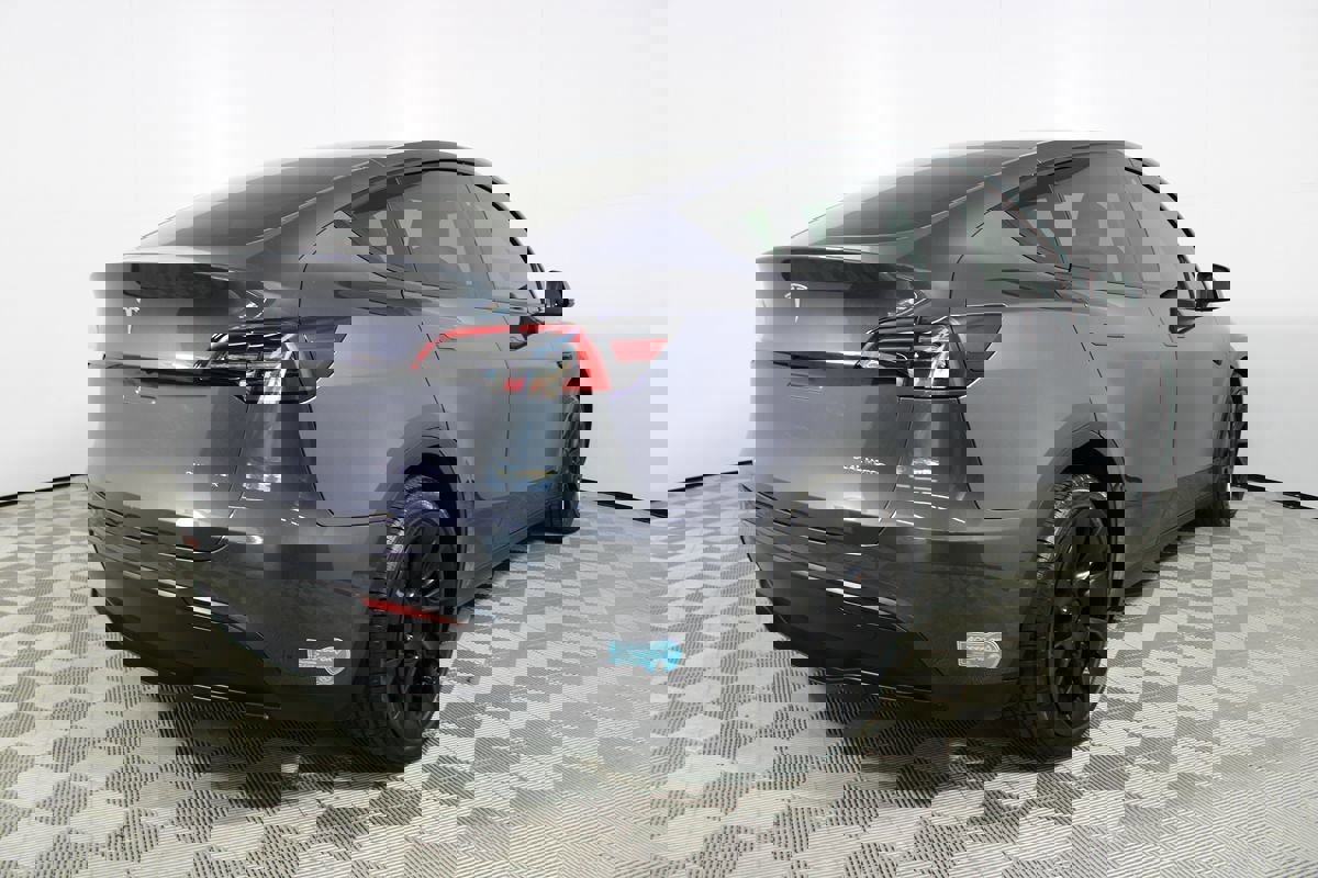 Used 2022 Tesla Model Y Long Range image 33