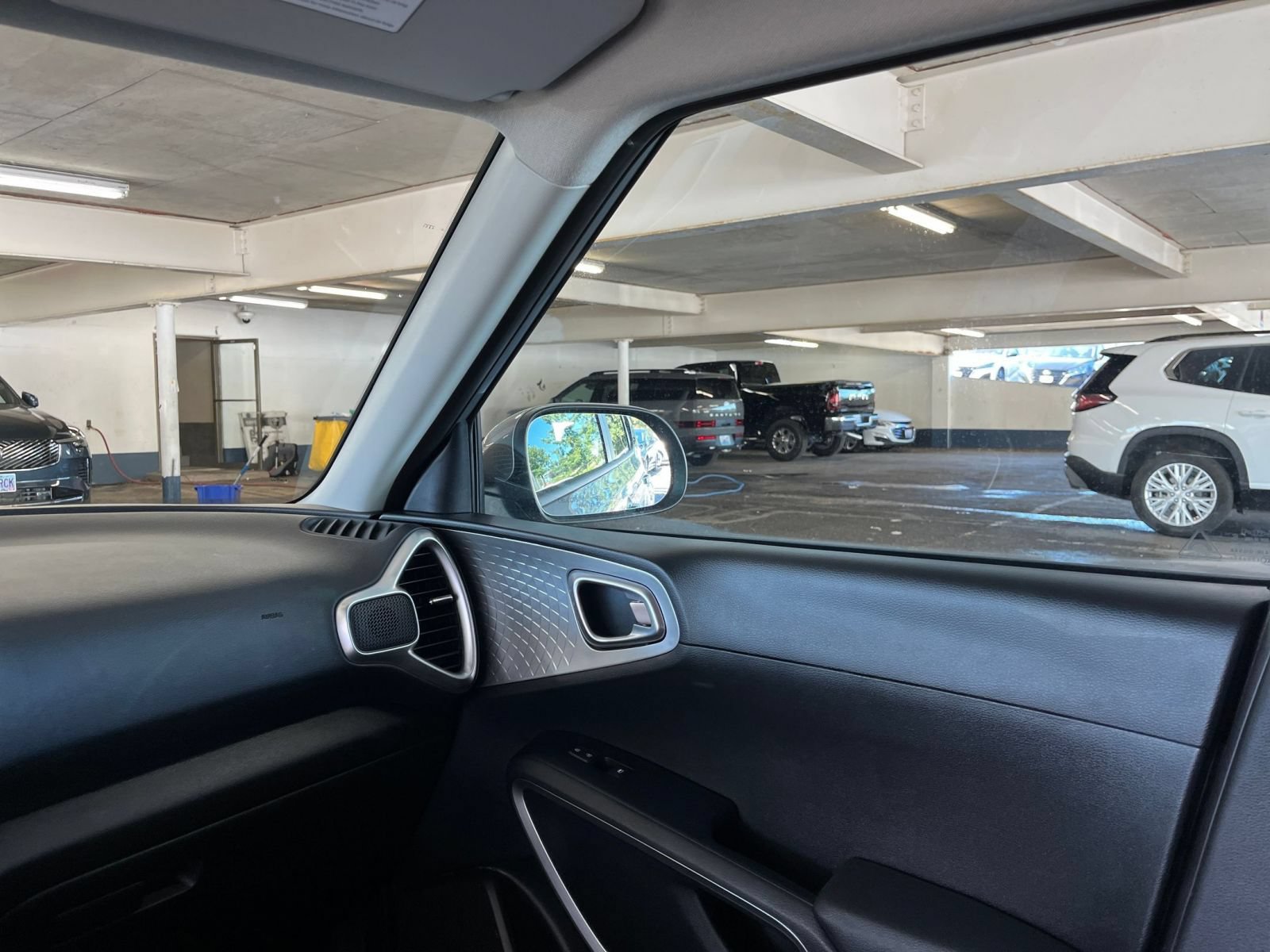 Used 2025 Kia Soul LX w/ LX Technology Package FWD image 34