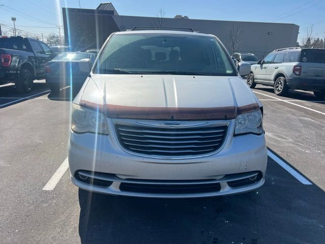 Used 2011 Chrysler Town & Country Touring image 2