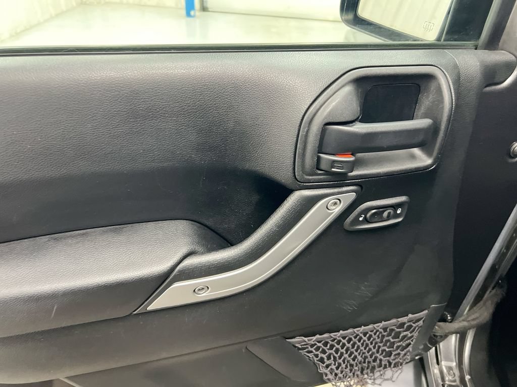 Used 2017 Jeep Wrangler Unlimited Sahara w/ Connectivity Group AWD/4WD image 18