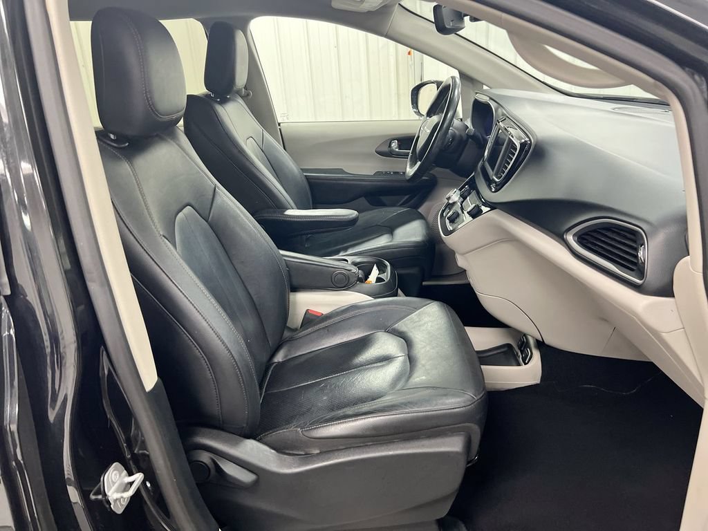 Used 2020 Chrysler Pacifica Touring-L FWD image 21