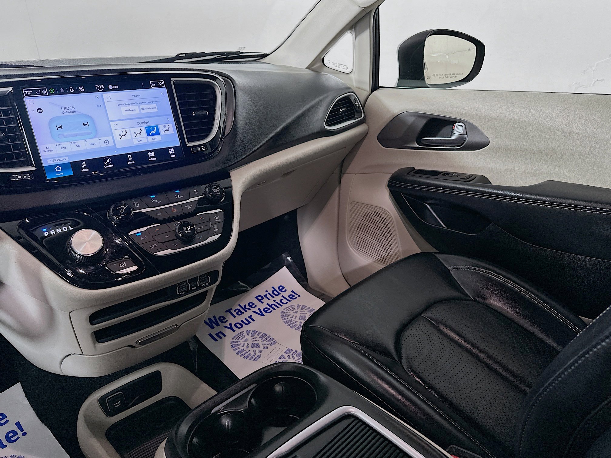 Used 2023 Chrysler Pacifica Touring-L FWD image 21