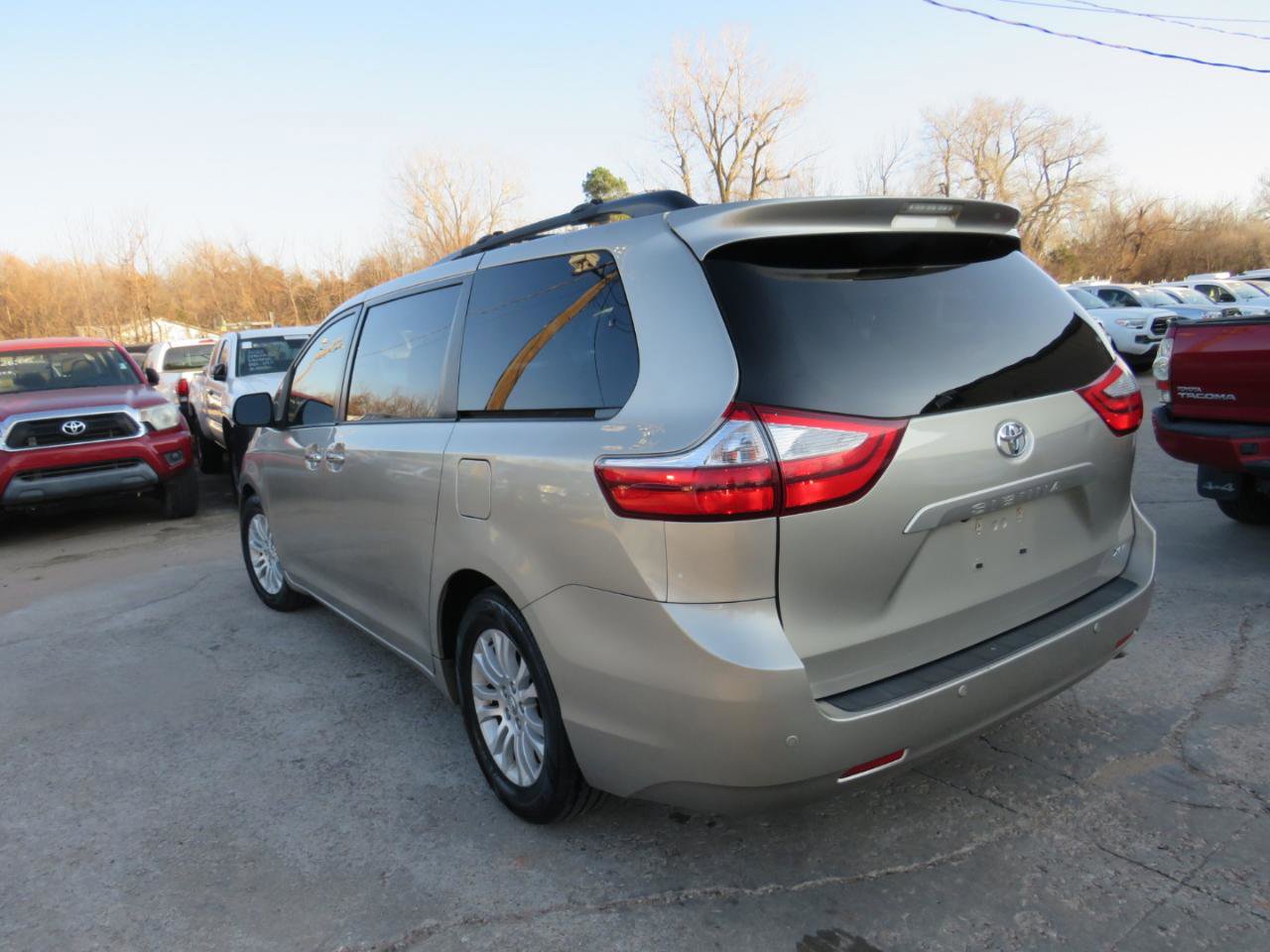 Used 2015 Toyota Sienna XLE w/ XLE Navigation Package FWD image 7