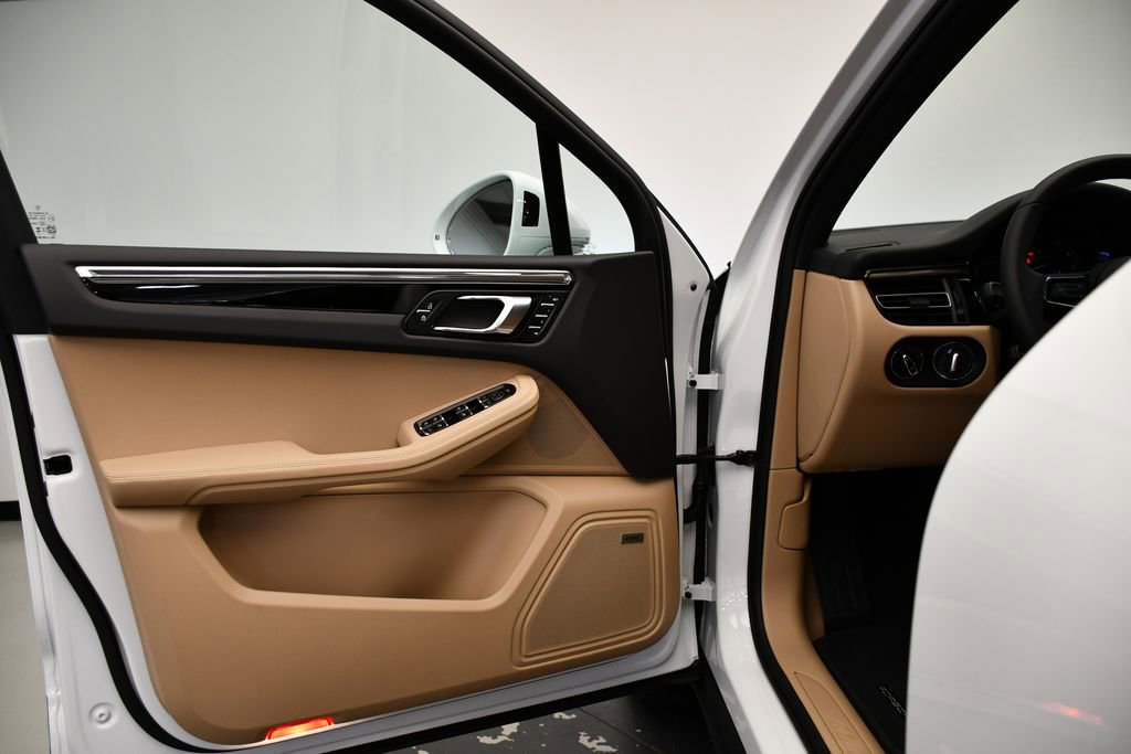 Certified 2025 Porsche Macan image 33