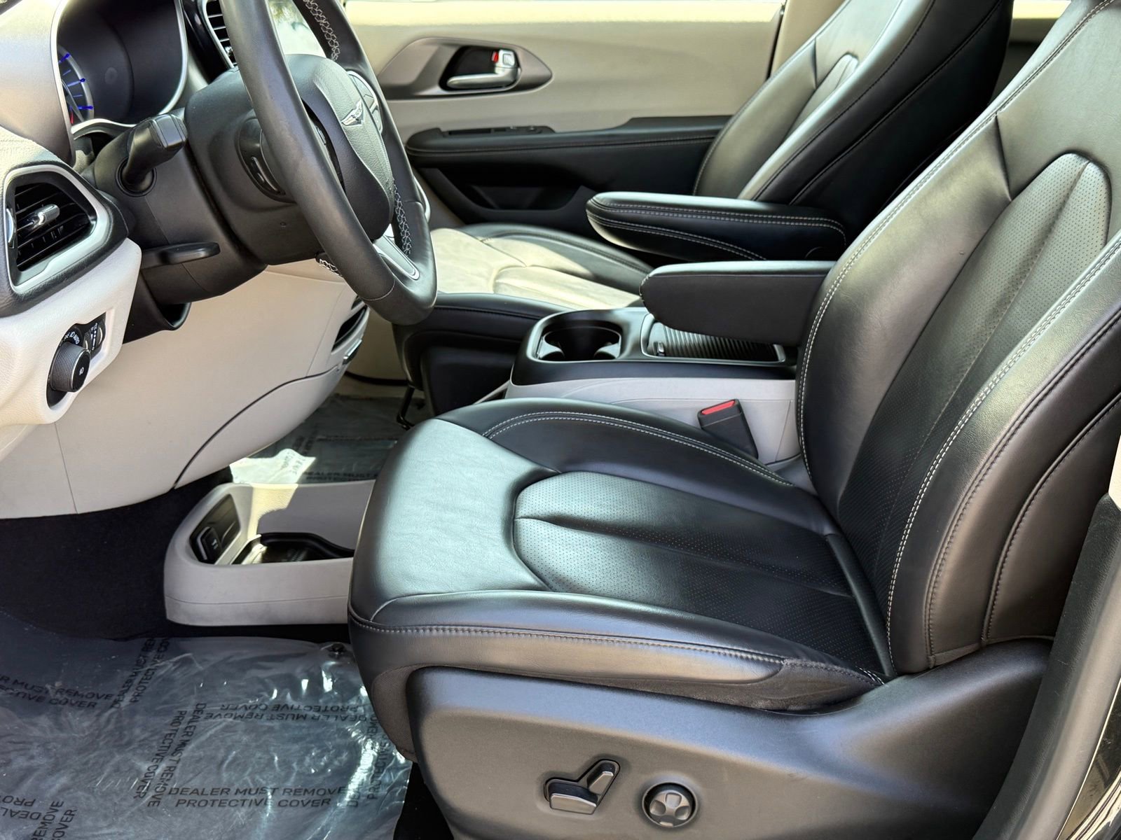 Used 2023 Chrysler Pacifica Touring-L image 25