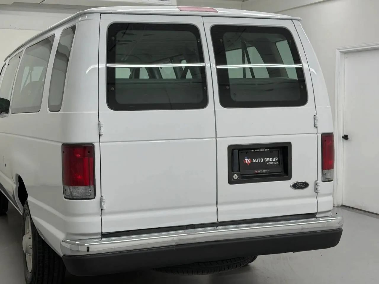 Used 2003 Ford E-350 and Econoline 350 XL RWD image 36