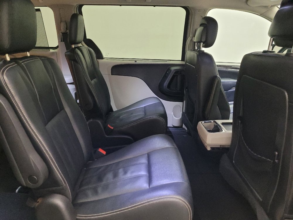 Used 2016 Chrysler Town & Country Touring w/ Driver Convenience Group FWD image 19