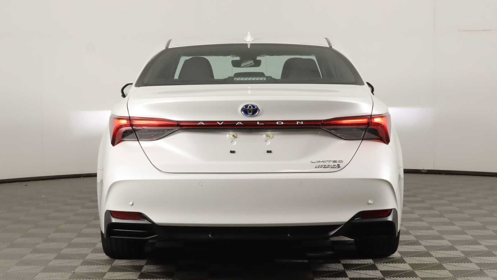 Used 2022 Toyota Avalon Limited w/ Advanced Safety Package FWD image 5