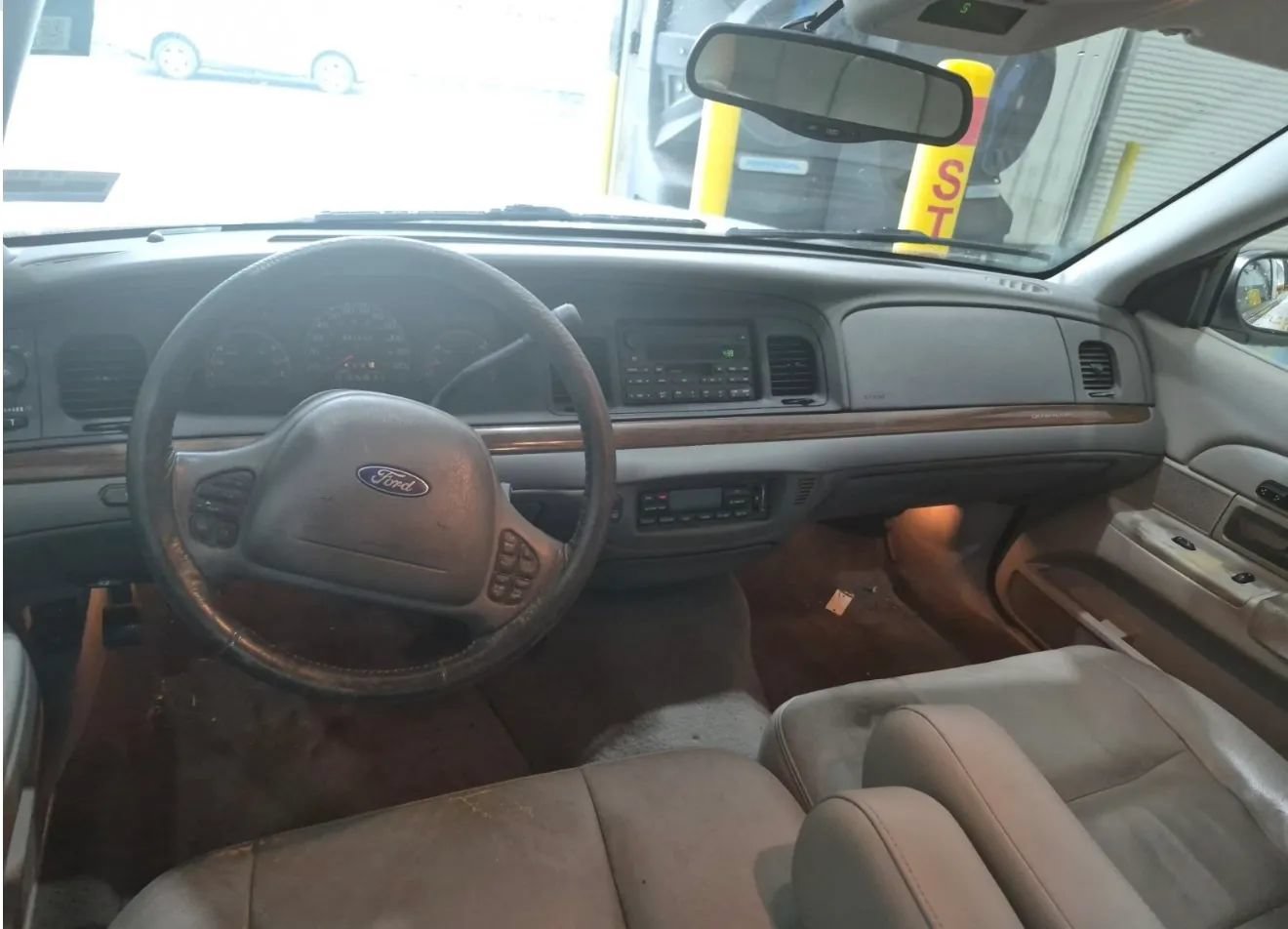 Used 2003 Ford Crown Victoria LX RWD image 2