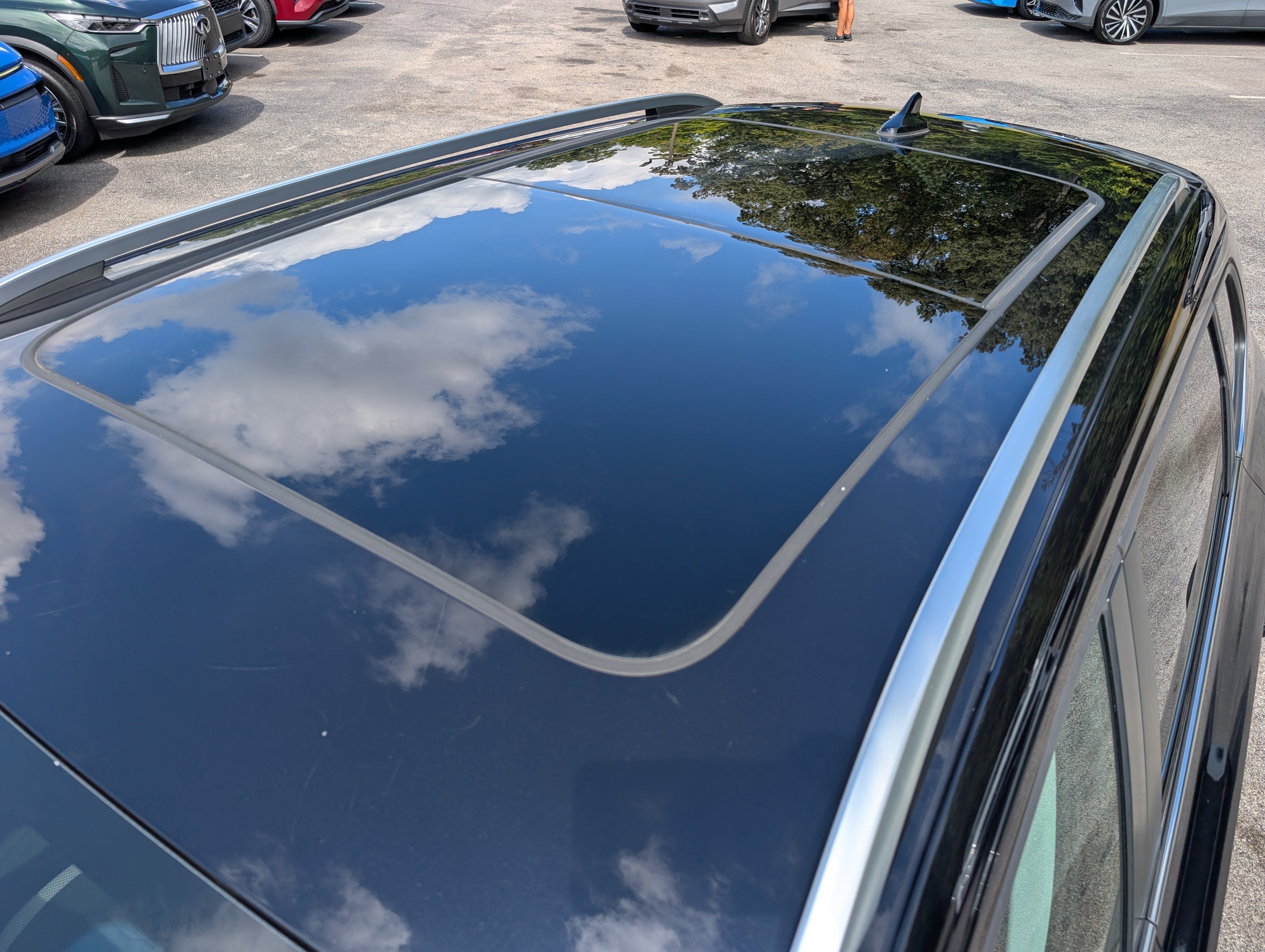 Used 2025 Volkswagen Taos SE w/ Panoramic Sunroof Package FWD image 14