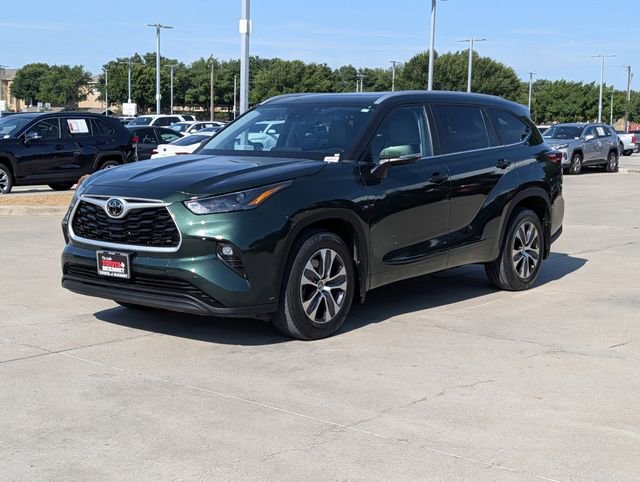 Used 2023 Toyota Highlander XLE AWD/4WD image 10