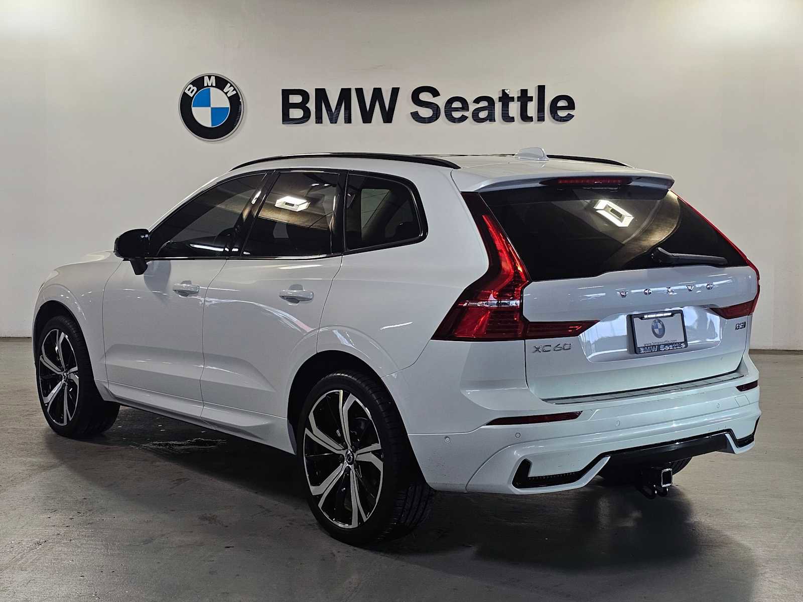 Used 2024 Volvo XC60 B5 Ultimate w/ Protection Package Premier image 4
