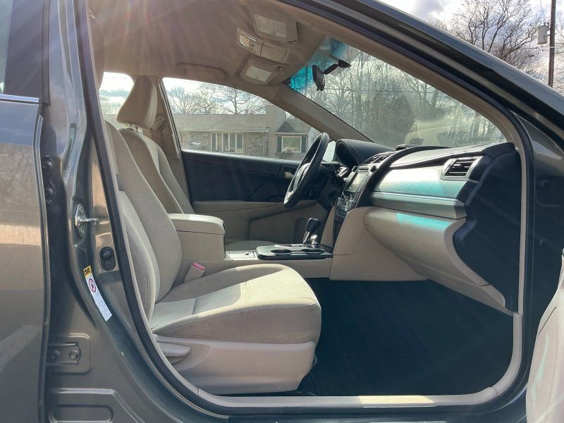 Used 2014 Toyota Camry LE image 9