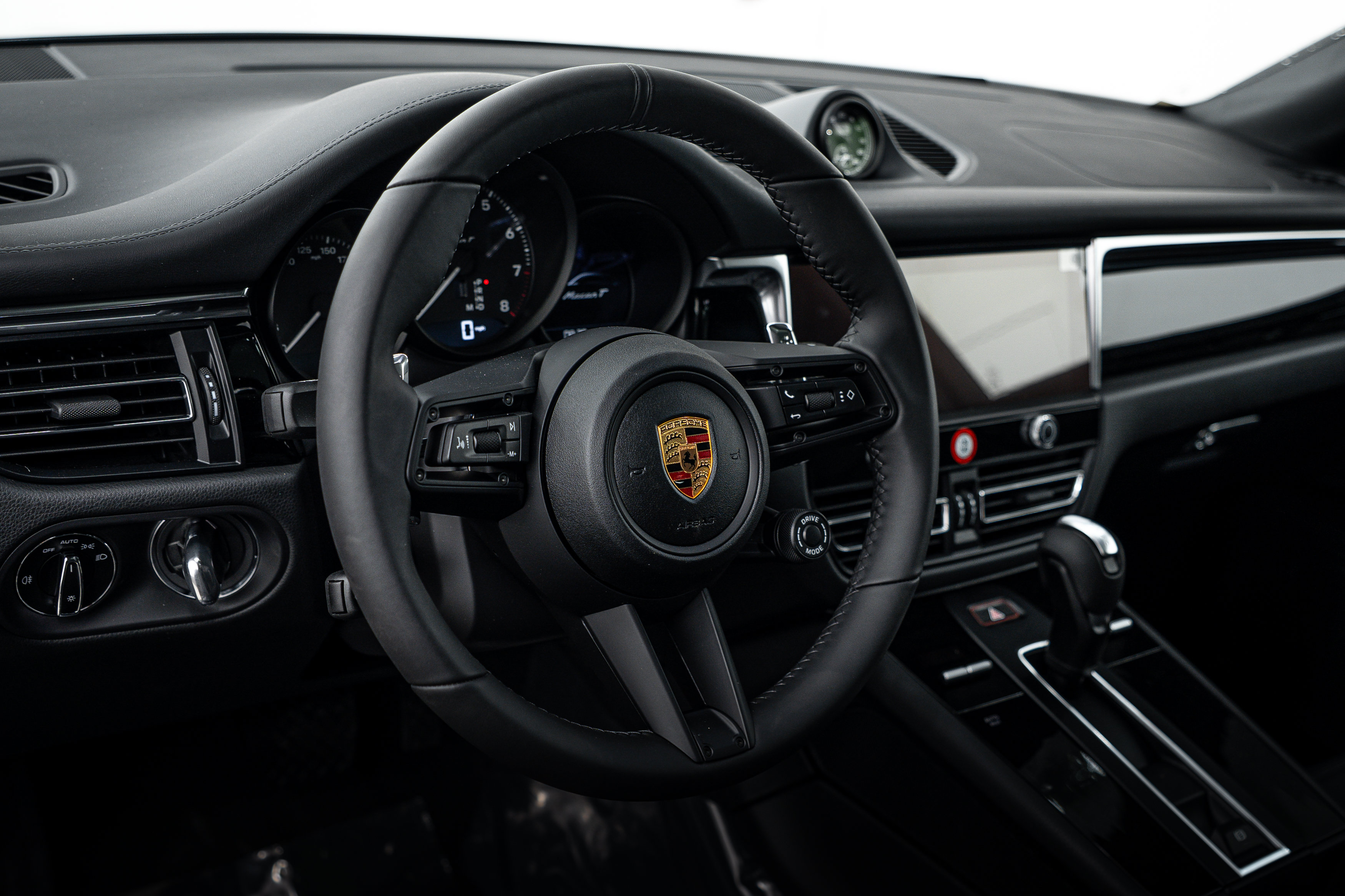 Certified 2026 Porsche Macan Turbo AWD/4WD image 15