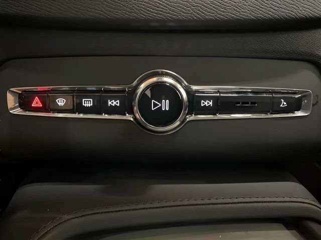 Used 2025 Volvo XC90 B5 Core AWD/4WD image 31