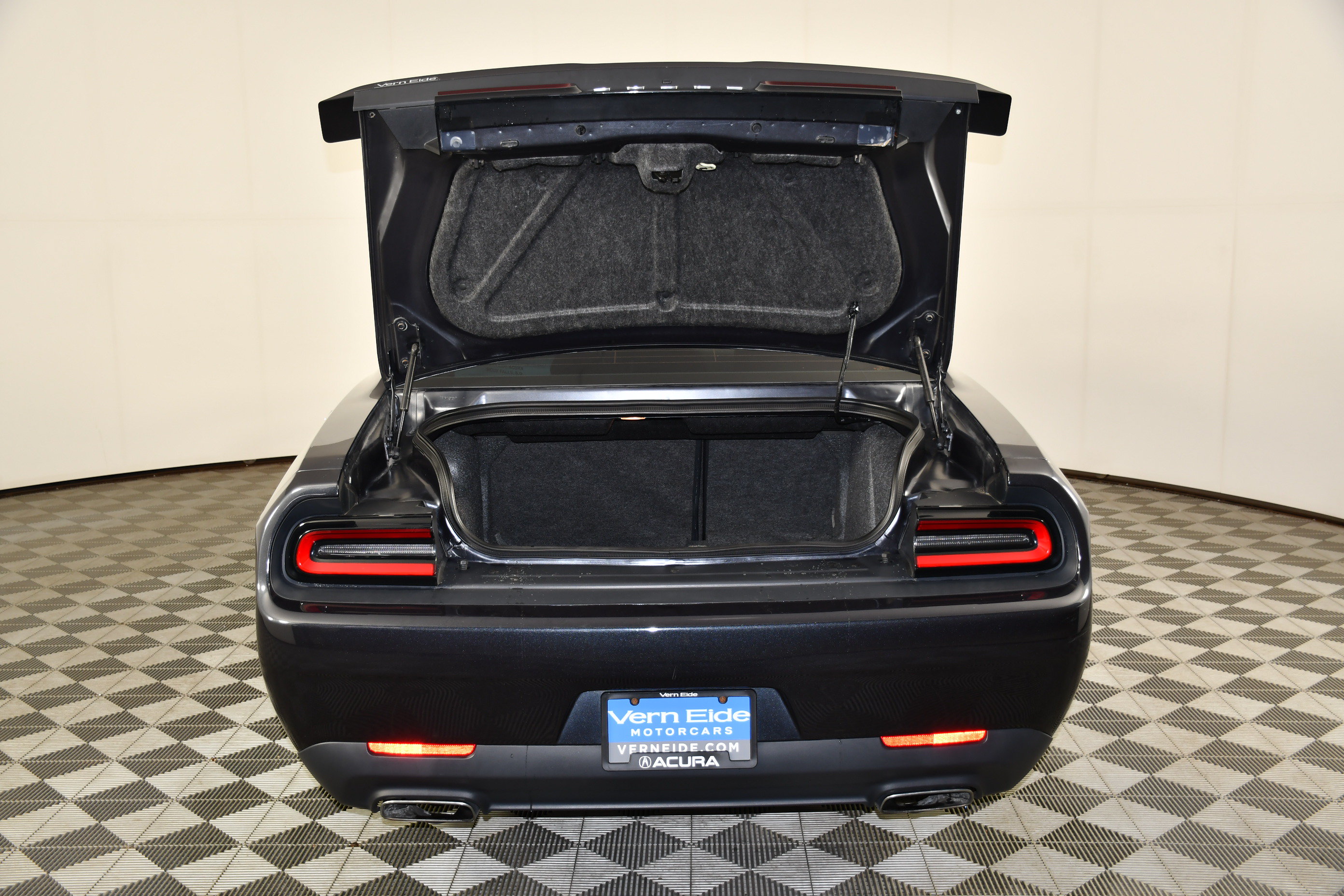 Used 2016 Dodge Challenger SXT RWD image 26