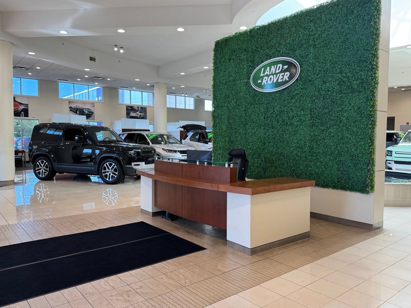 Used 2022 Land Rover Discovery HSE R-Dynamic AWD/4WD image 13