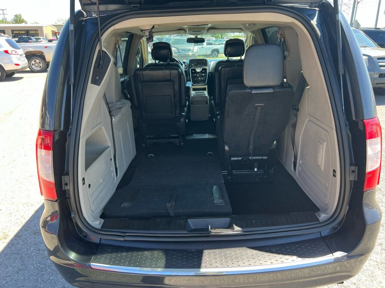 Used 2014 Chrysler Town & Country Touring FWD image 13