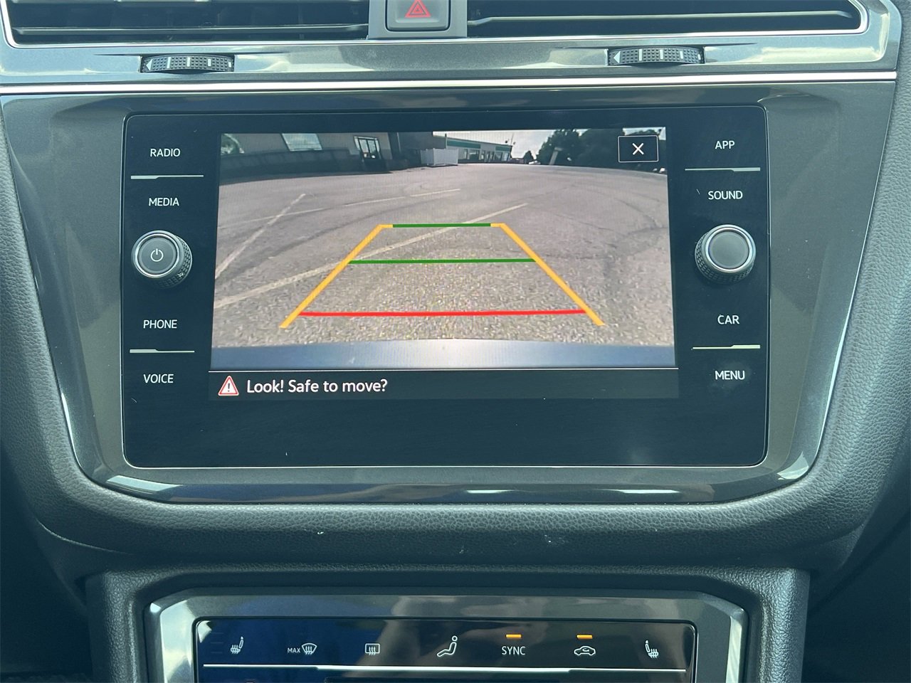 Used 2023 Volkswagen Tiguan SE image 5