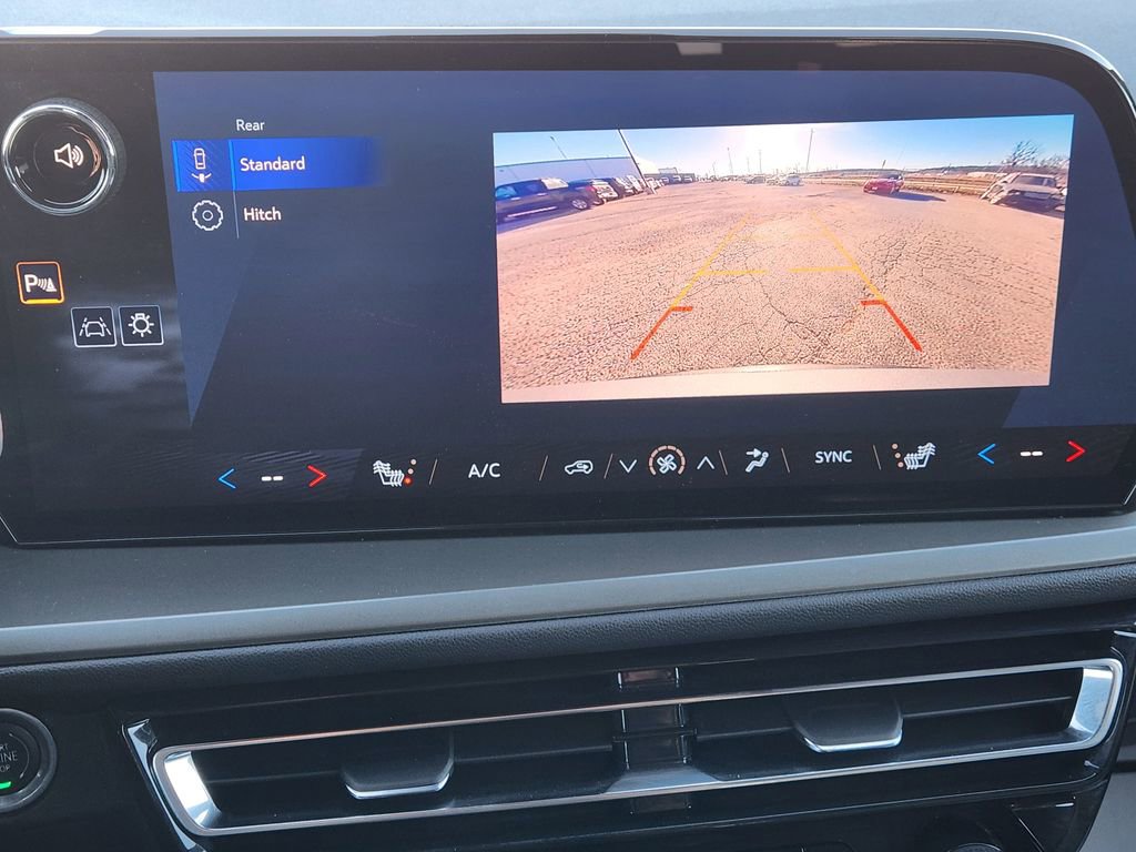 Used 2025 Chevrolet Traverse LT image 19