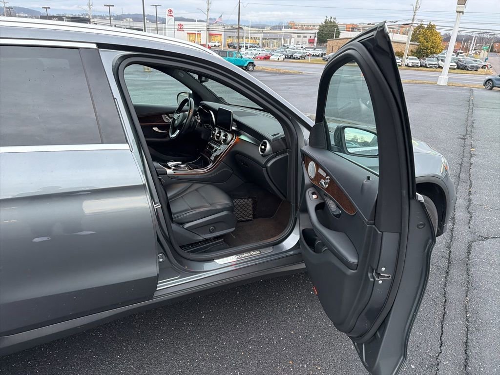 Used 2017 Mercedes-Benz GLC 300 4MATIC image 25