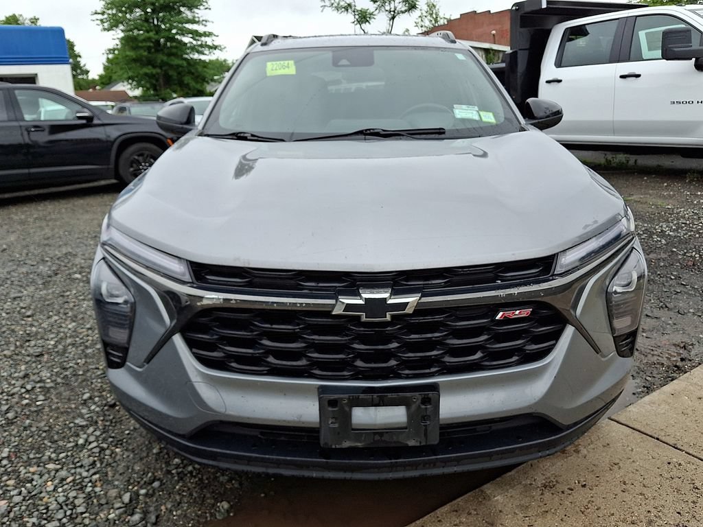 Used 2024 Chevrolet Trax RS w/ Sunroof Package FWD image 2