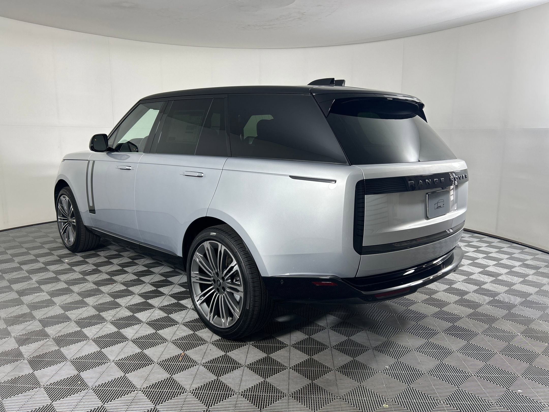 New 2025 Land Rover Range Rover SE image 3