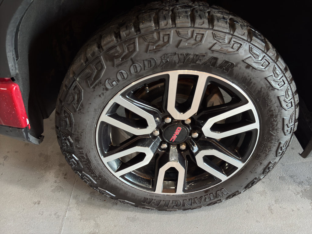 Used 2025 GMC Sierra 1500 AT4 w/ Technology Package AWD/4WD image 9