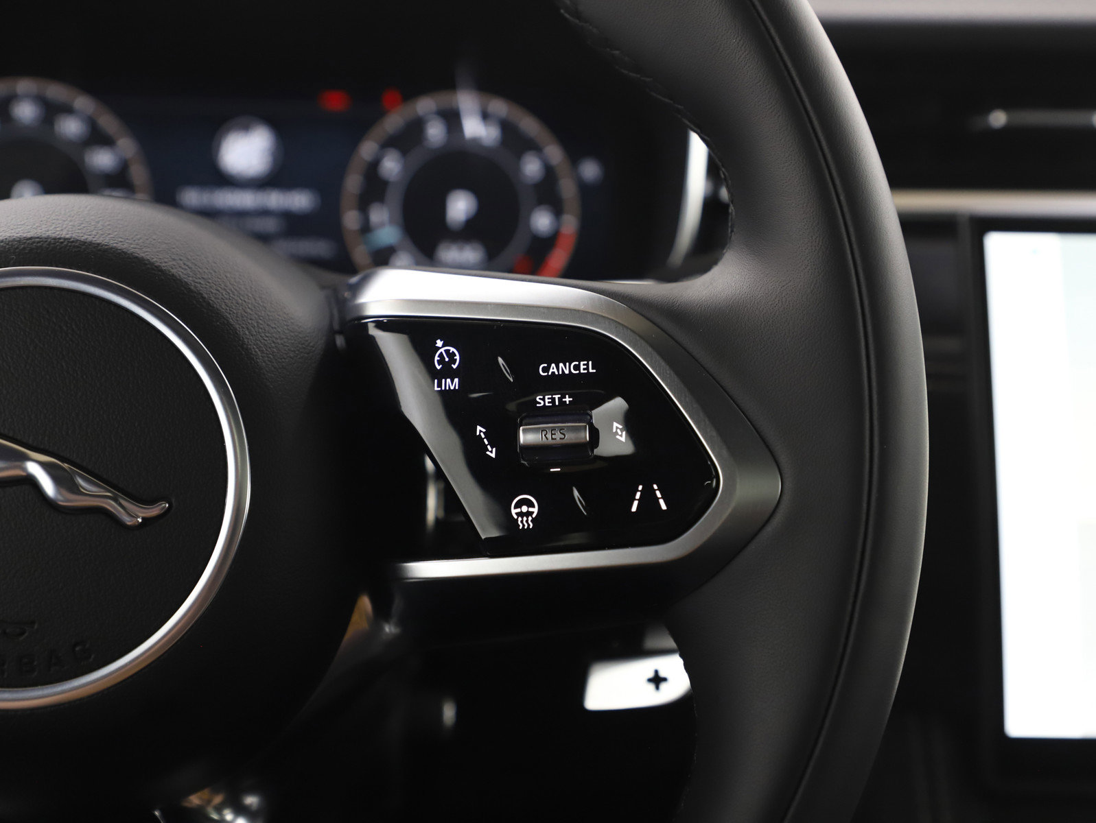 Used 2025 Jaguar F-PACE R-Dynamic S image 28