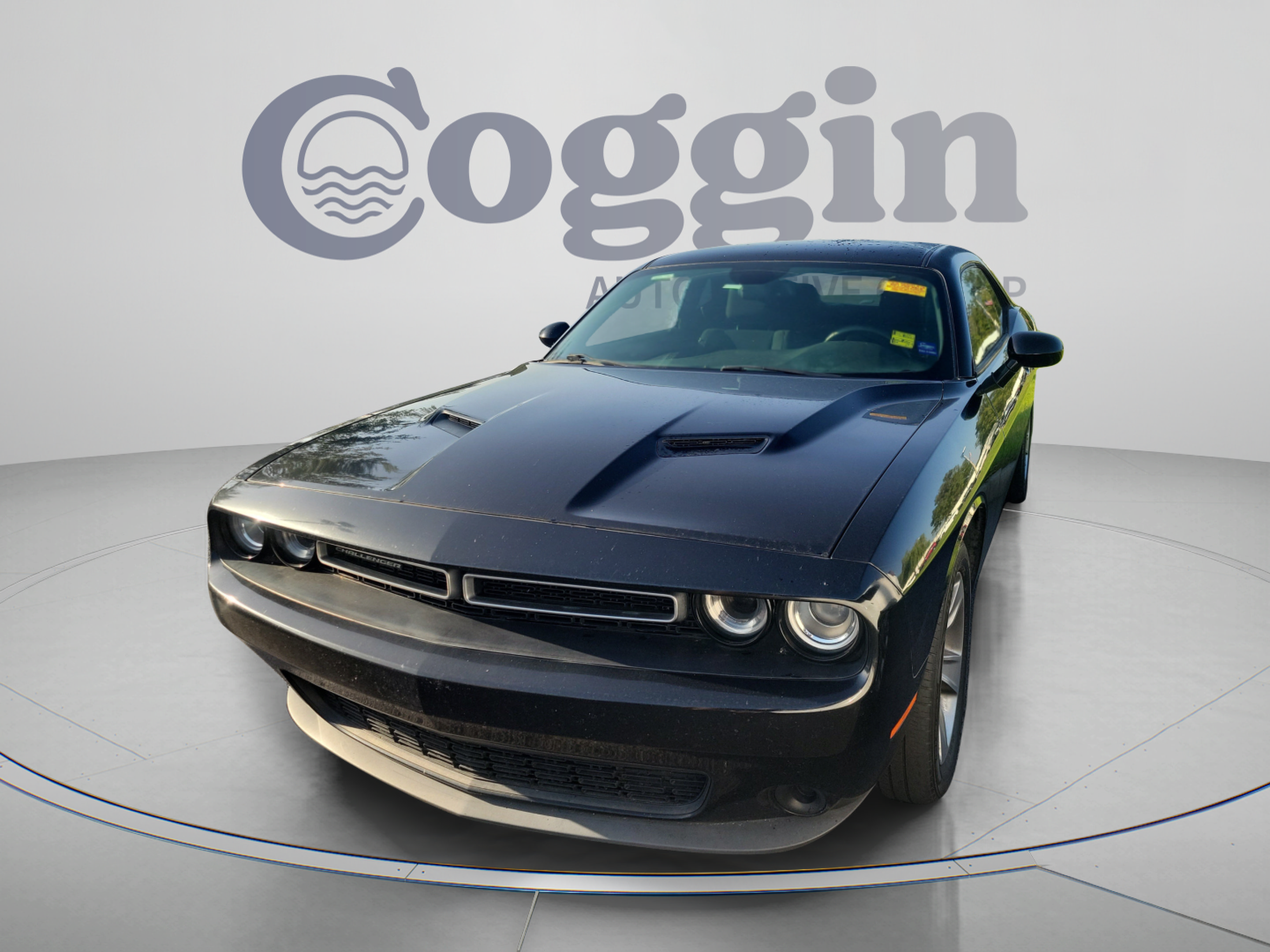 Used 2016 Dodge Challenger SXT RWD image 3