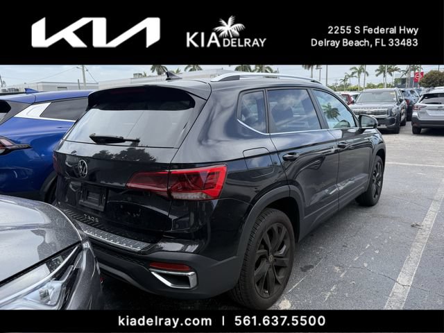Used 2023 Volkswagen Taos SE w/ Panoramic Sunroof Package FWD image 2