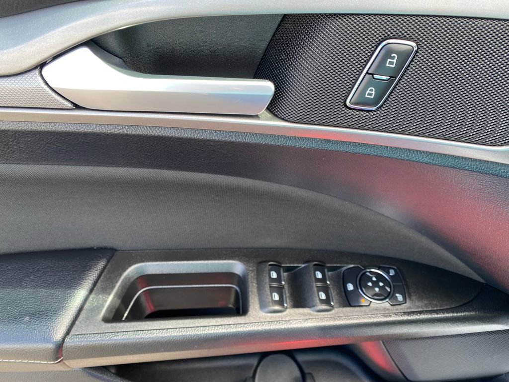 Used 2020 Ford Fusion SE FWD image 12
