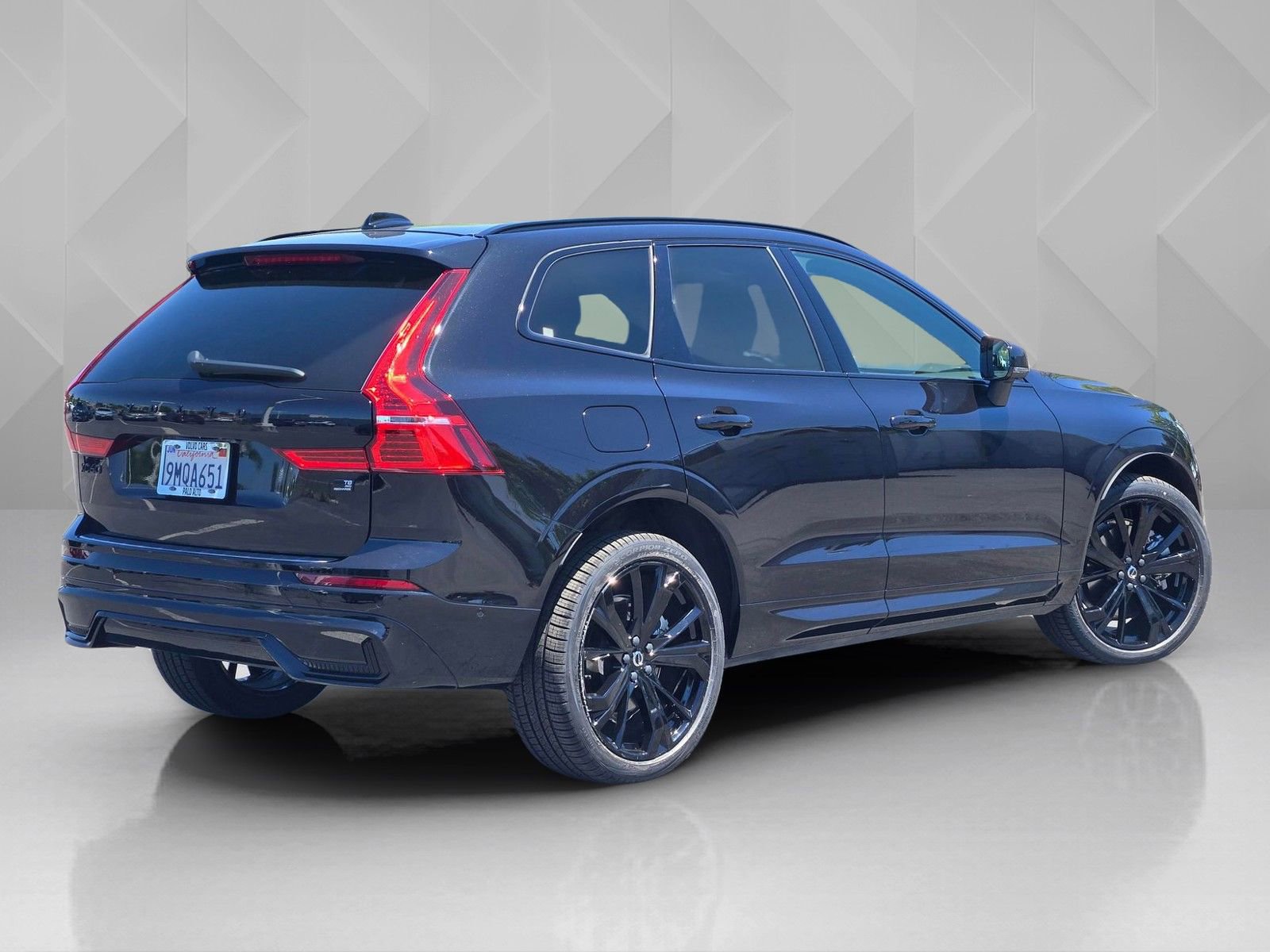 Certified 2024 Volvo XC60 T8 Ultimate w/ Protection Package Premier AWD/4WD image 6