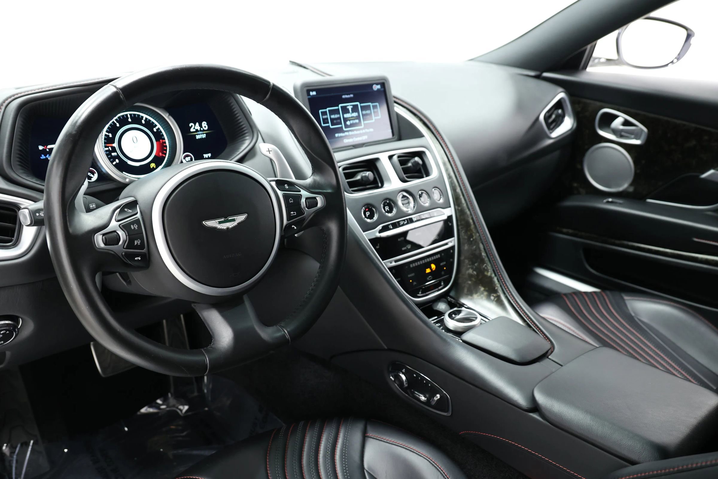 Used 2018 Aston Martin DB11 Coupe image 2