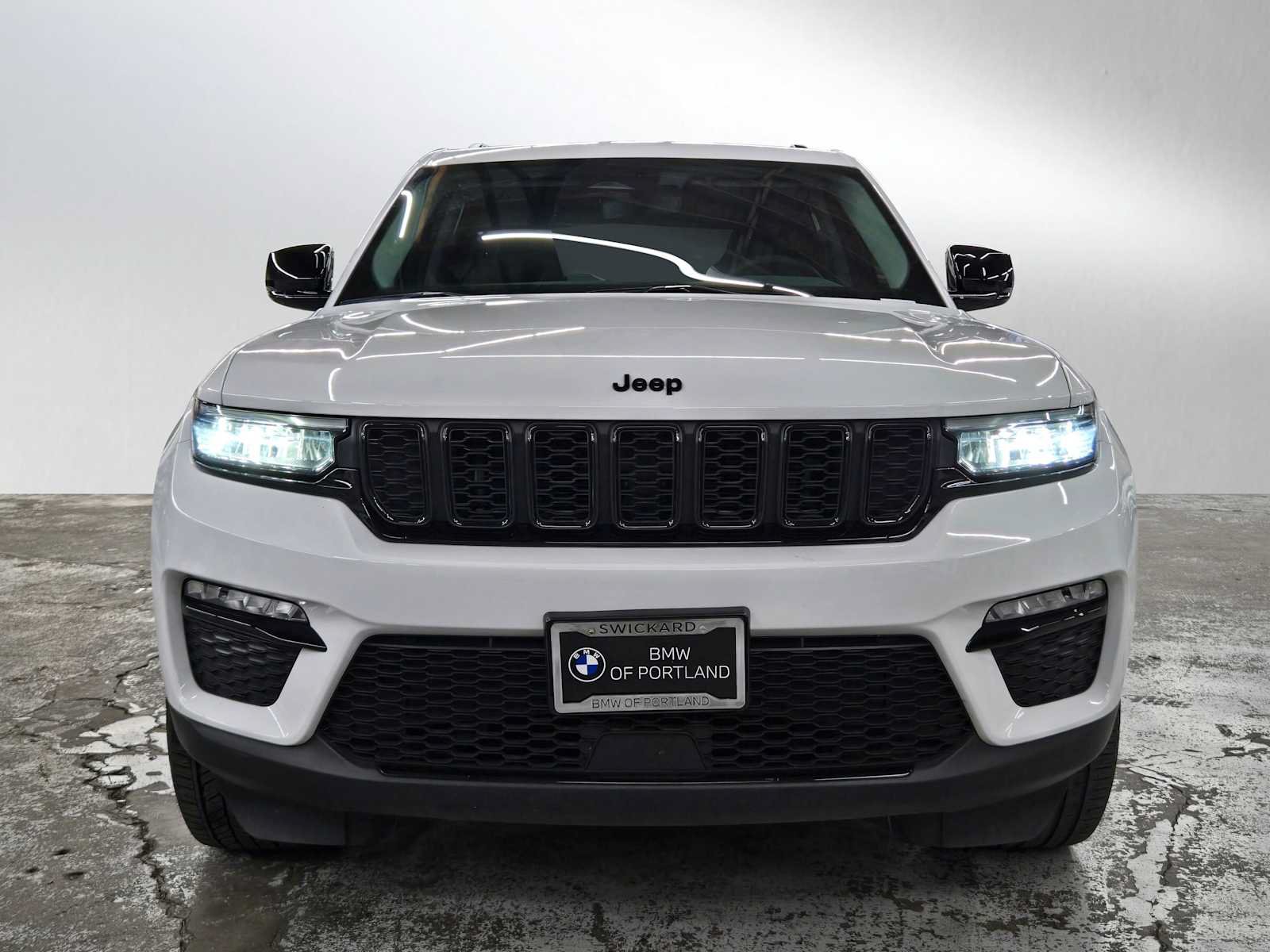 Used 2023 Jeep Grand Cherokee Limited w/ Black Appearance Package AWD/4WD image 8