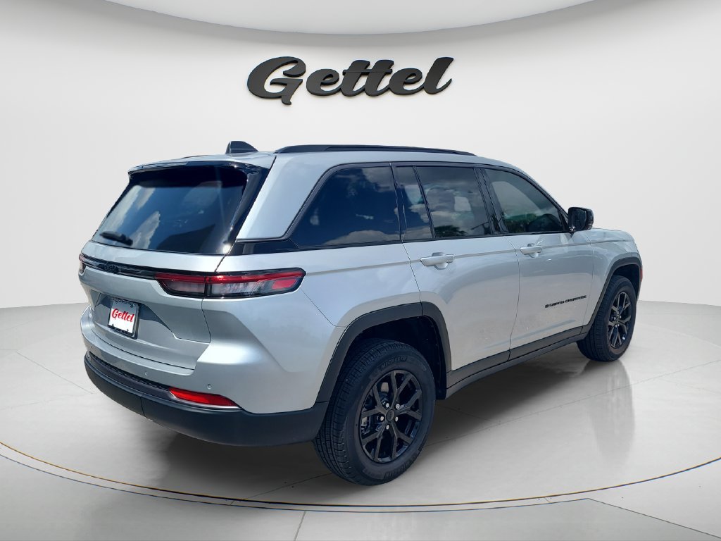 Used 2026 Jeep Grand Cherokee Altitude RWD image 5