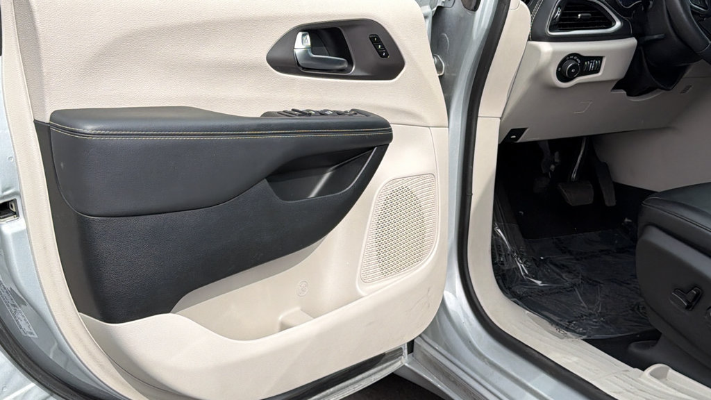 Used 2024 Chrysler Pacifica Limited FWD image 23