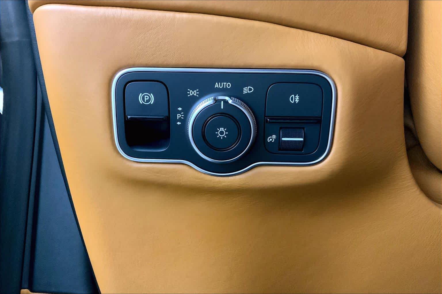 Used 2021 Aston Martin DBX AWD/4WD image 34