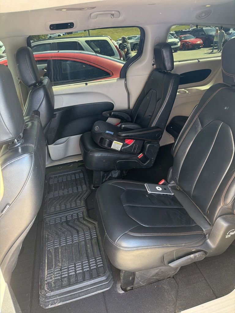 Used 2017 Chrysler Pacifica Touring-L image 7