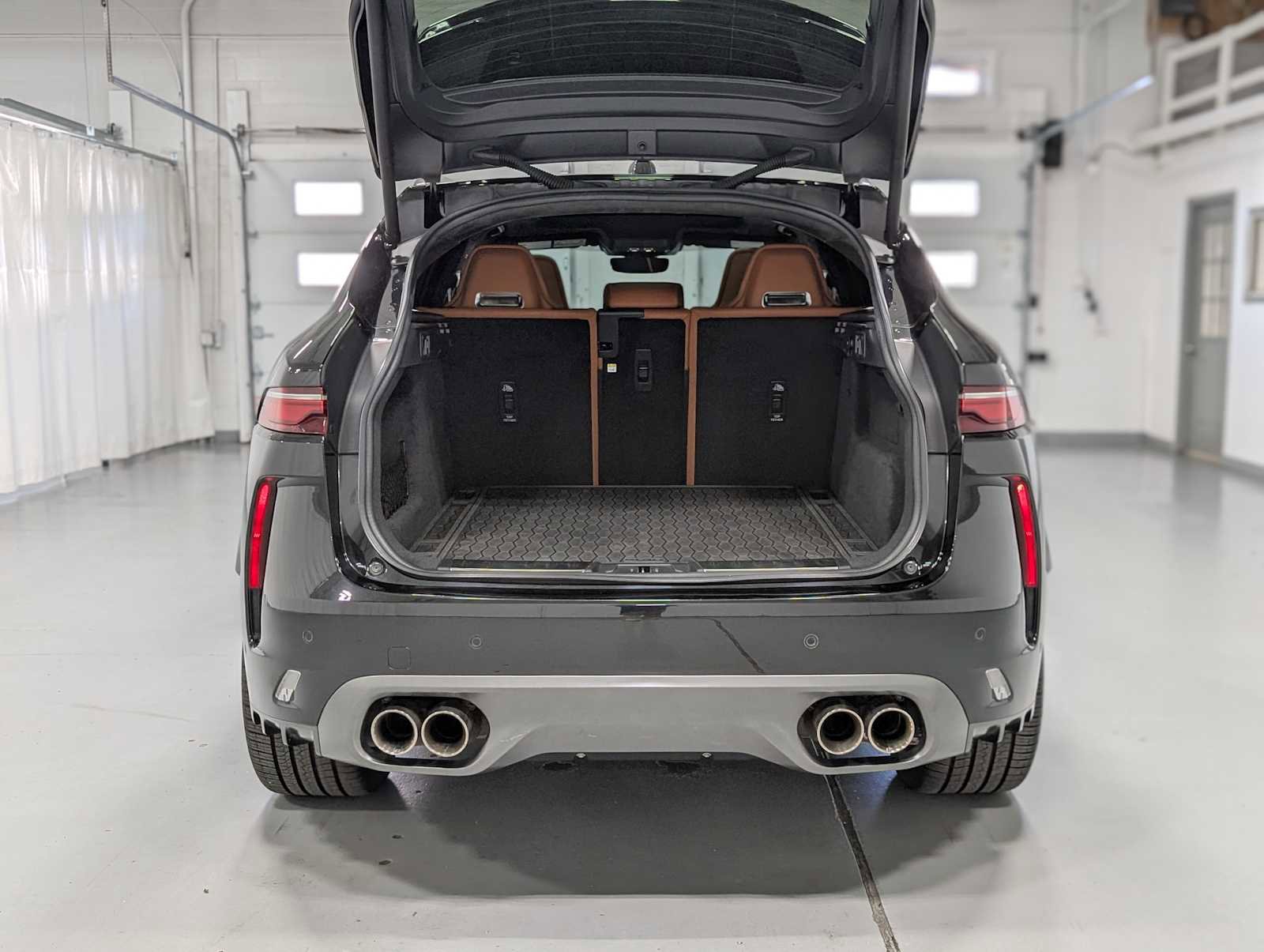 Used 2021 Jaguar F-PACE SVR image 39